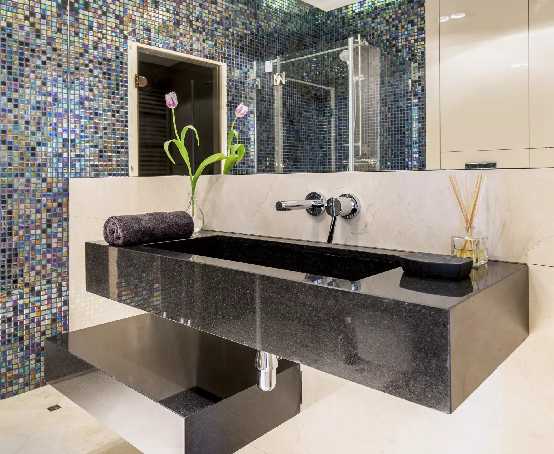 Bathroom decorated with mosaic